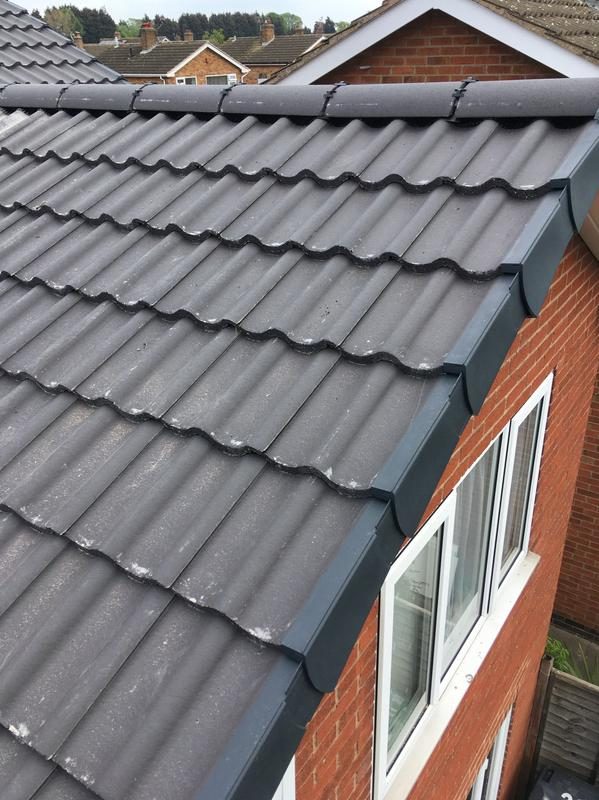 Roof edge with dry verge